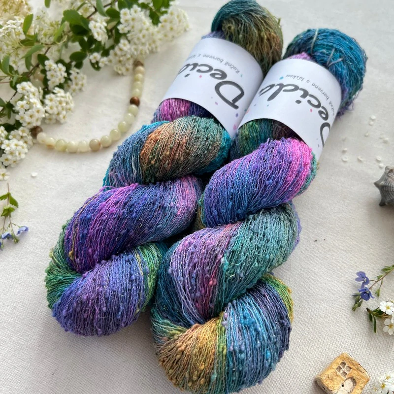 "Painter’s Garden" 42% hedvábí 26% baby alpaka 26% merino superwash a 6% zlatá stellina 980m