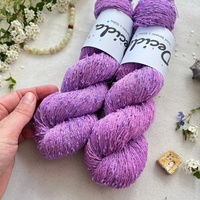 "Lilac Opera" 42% hedvábí 26% baby alpaka 26% merino superwash a 6% zlatá stellina 980m