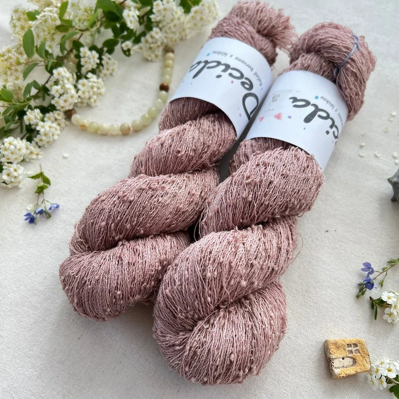 "Dusty Camellia" 42% hedvábí 26% baby alpaka 26% merino superwash a 6% zlatá stellina 980m