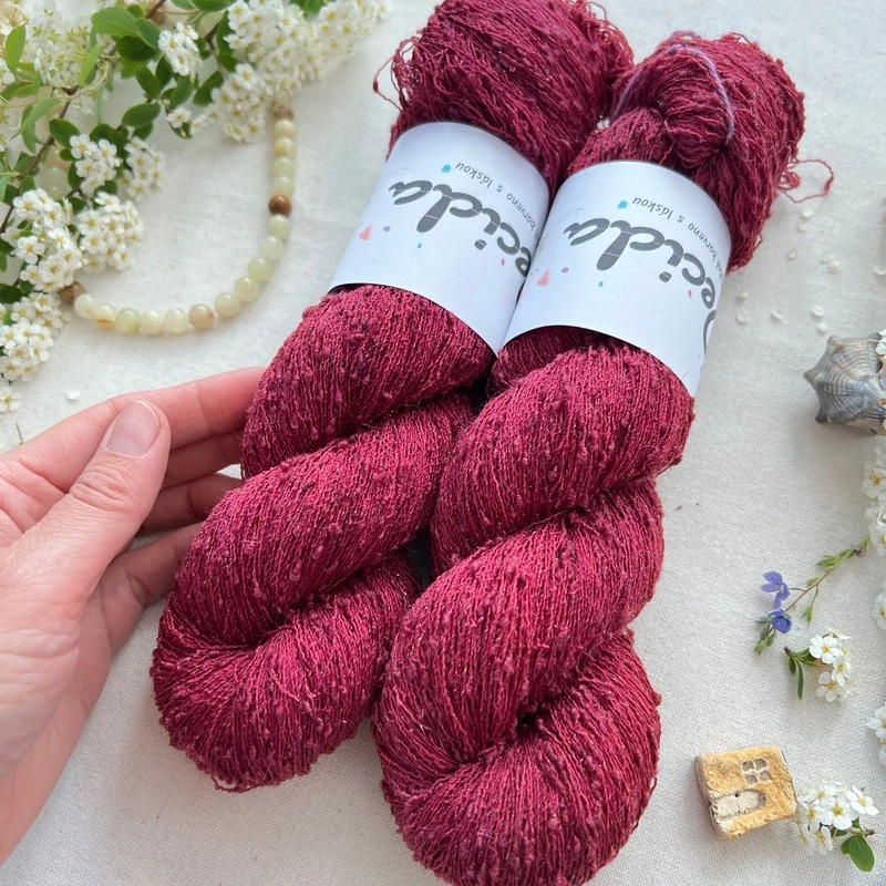 "Velvet Rouge" 42% hedvábí 26% baby alpaka 26% merino superwash a 6% zlatá stellina 980m