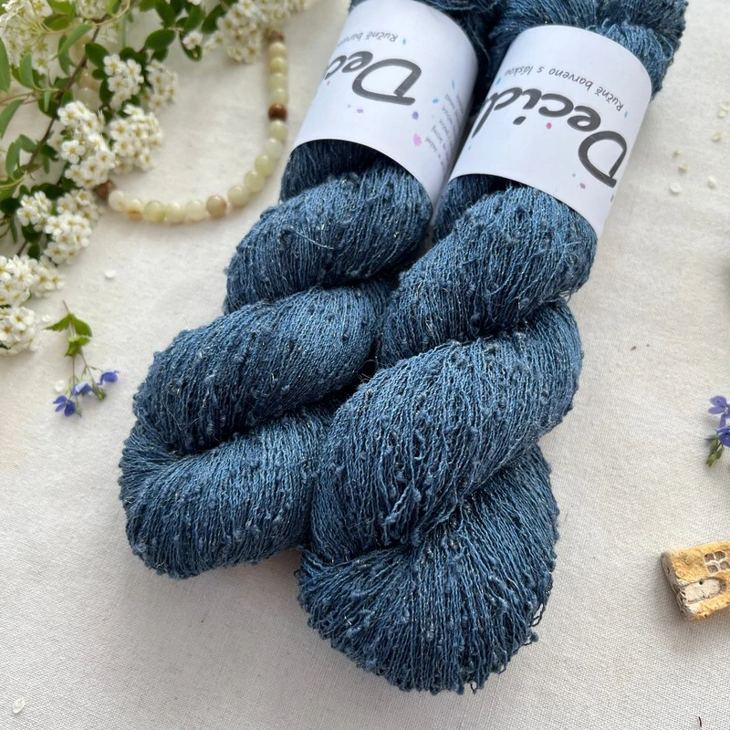 "Blue Sonnet" 42% hedvábí 26% baby alpaka 26% merino superwash a 6% zlatá stellina 980m
