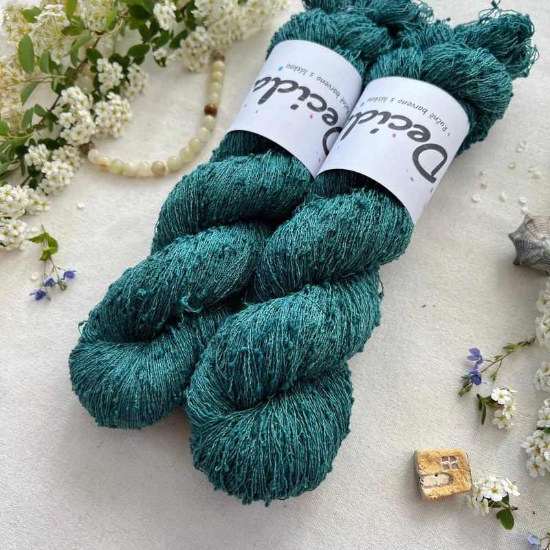 "Teal Mirage" 42% hedvábí 26% baby alpaka 26% merino superwash a 6% zlatá stellina 980m
