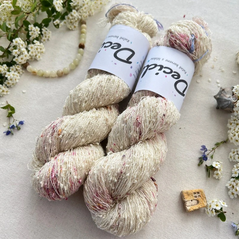 "Cherry Pop 7" 42% hedvábí 26% baby alpaka 26% merino superwash a 6% zlatá stellina 980m