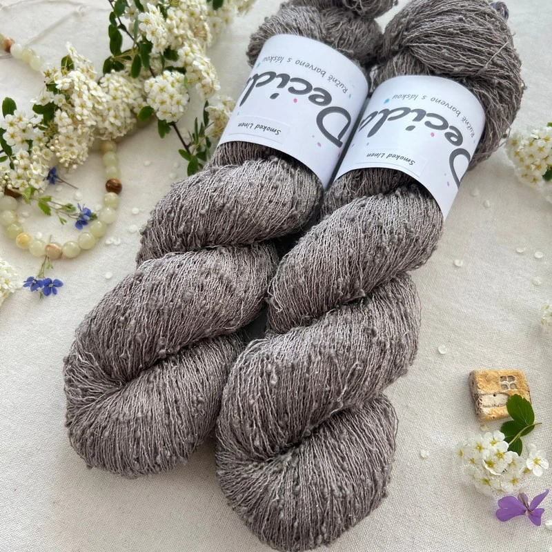 "Smoked Linen" 42% hedvábí 26% baby alpaka 26% merino superwash a 6% zlatá stellina 980m