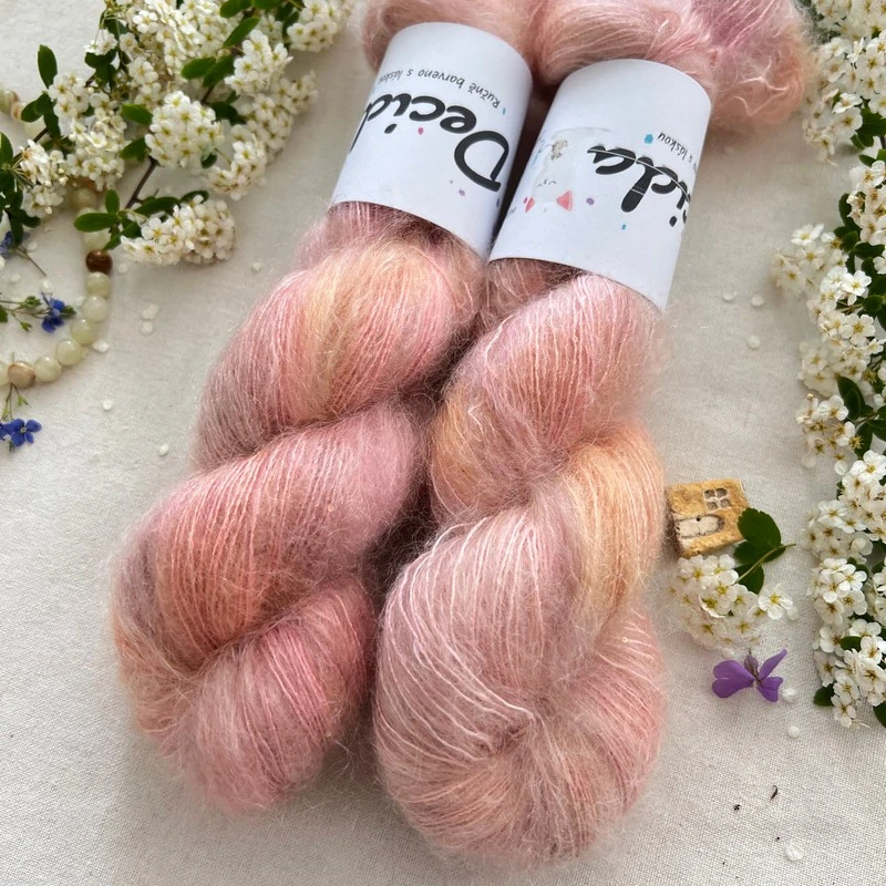 "Peach Nectar" 64% superkid mohér 3% merino 10% flitry 23% hedvábí 400m/50g