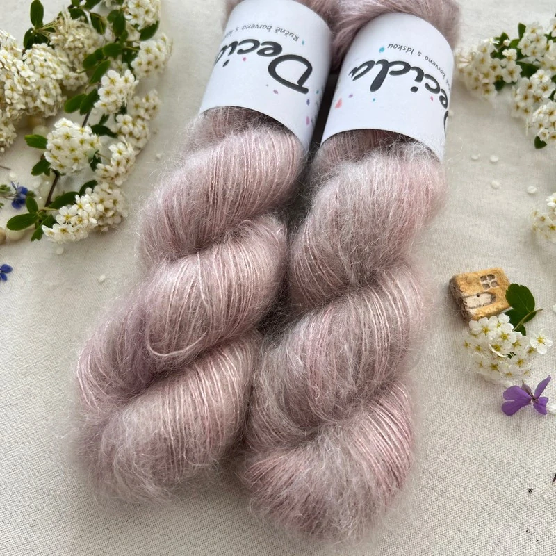 "Camellia Mist" 64% superkid mohér 3% merino 10% flitry 23% hedvábí 400m/50g