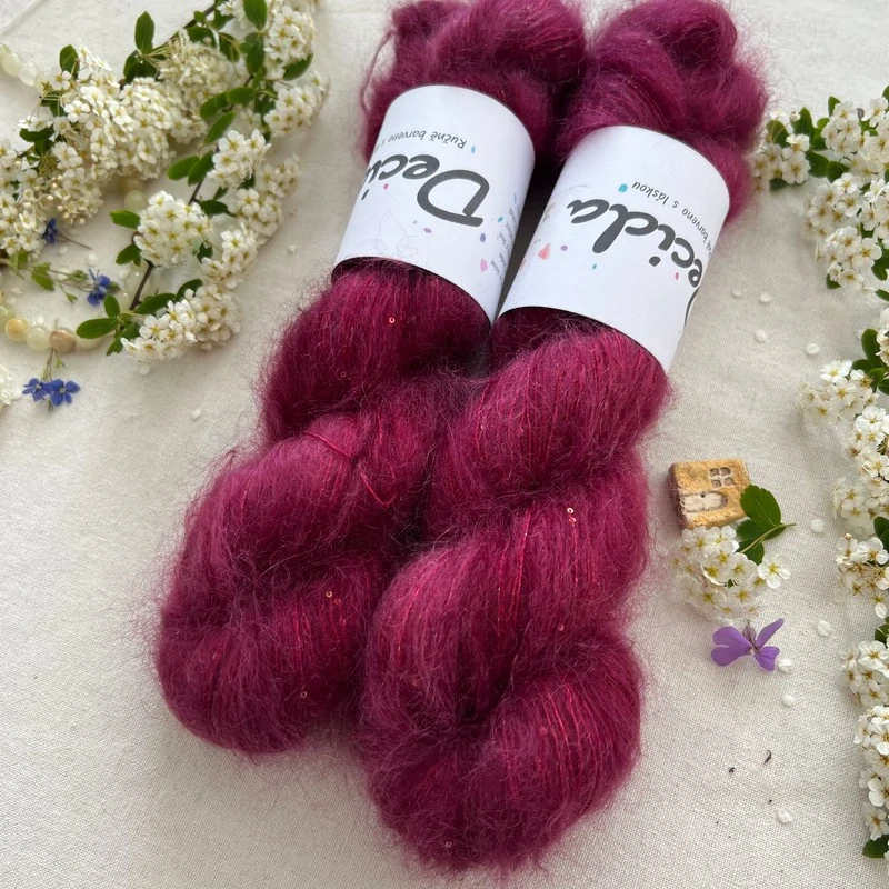 "Rouge Mirage" 64% superkid mohér 3% merino 10% flitry 23% hedvábí 400m/50g