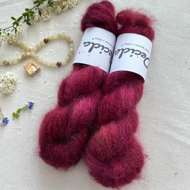 "Rouge Ember" 64% superkid mohér 3% merino 10% flitry 23% hedvábí 400m/50g