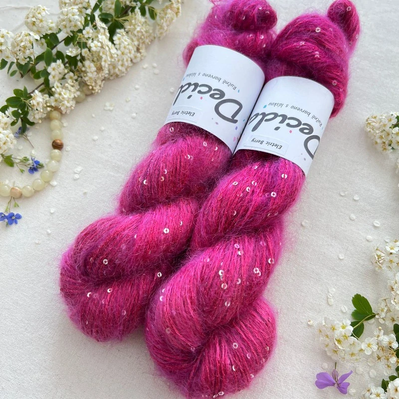 "Eletric Berry" - 34% superkid mohér 11% hedvábí 41% nylon 14% polyester 195m/50g