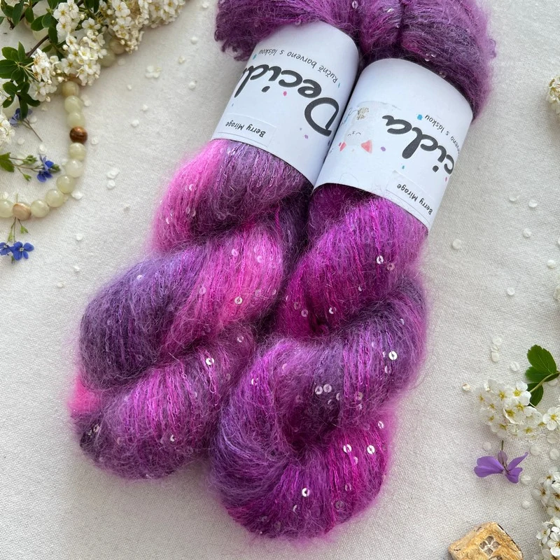 "Berry Mirage" - 34% superkid mohér 11% hedvábí 41% nylon 14% polyester 195m/50g
