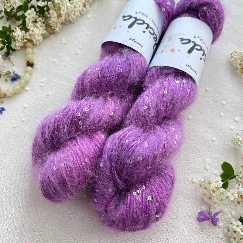 "Amethyst" - 34% superkid mohér 11% hedvábí 41% nylon 14% polyester 195m/50g 