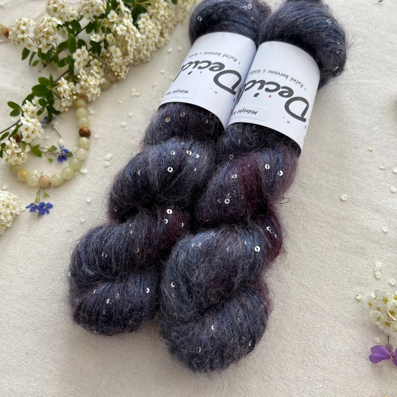 "Midnight Aura" - 34% superkid mohér 11% hedvábí 41% nylon 14% polyester 195m/50g