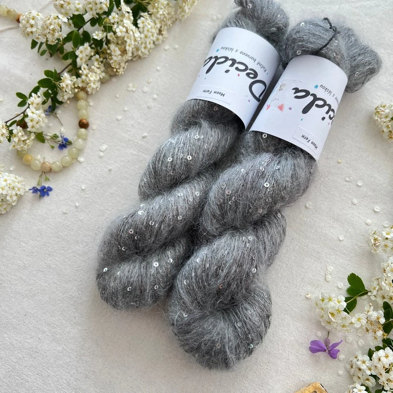 "Moon Fern" - 34% superkid mohér 11% hedvábí 41% nylon 14% polyester 195m/50g 