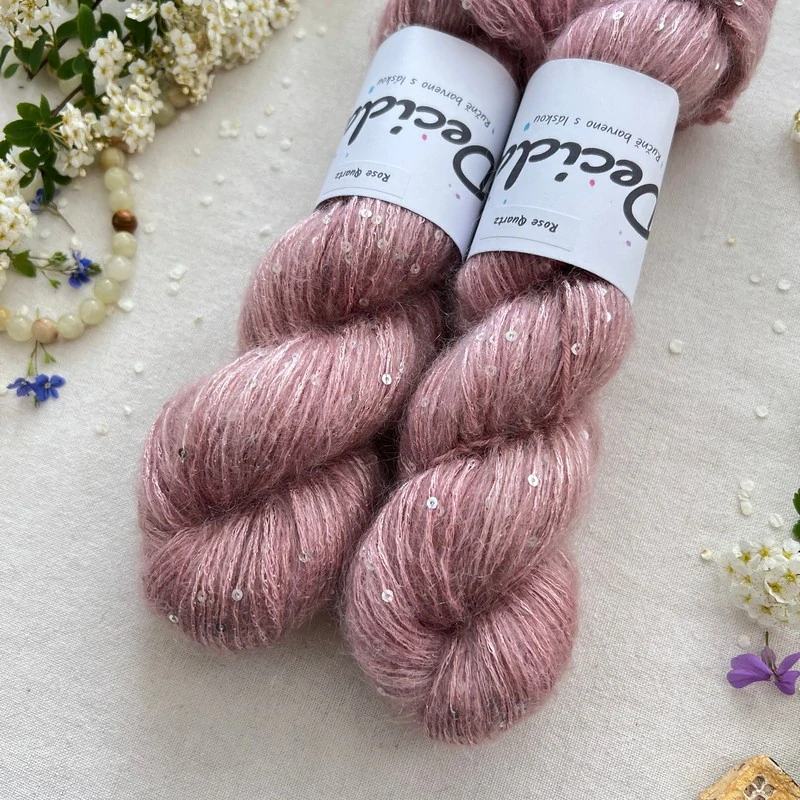 "Rose Quartz" - 34% superkid mohér 11% hedvábí 41% nylon 14% polyester 195m/50g 