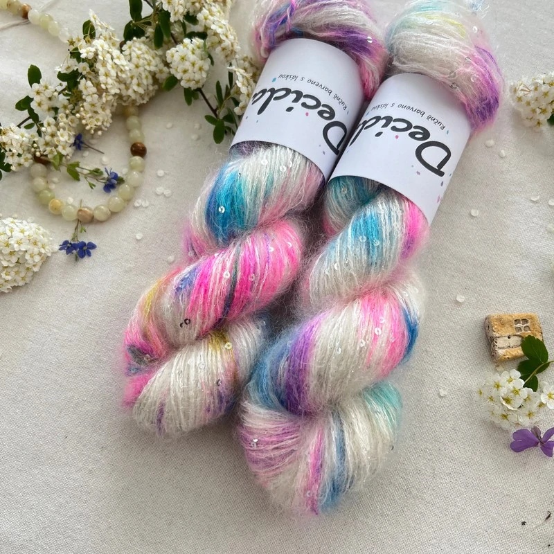 "Unicorn Veil" - 34% superkid mohér 11% hedvábí 41% nylon 14% polyester 195m/50g