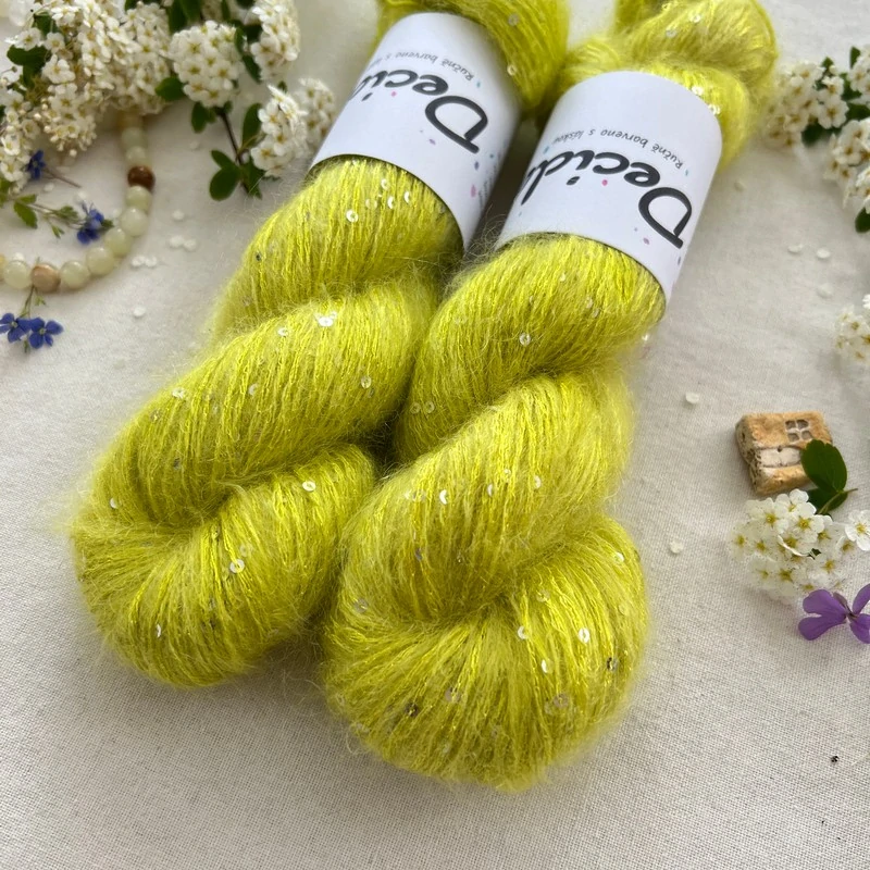 "Eletric Lime" - 34% superkid mohér 11% hedvábí 41% nylon 14% polyester 195m/50g 