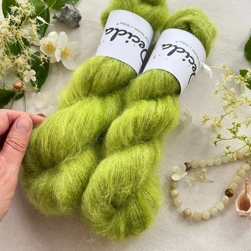 "Eletric Clover" 64% superkid mohér 3% merino 10% flitry 23% hedvábí 400m/50g