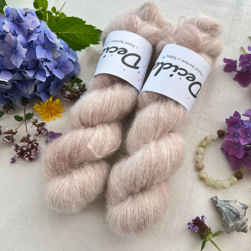 "Ivory Whisper"- 64% baby alpaka 3% merino 10% flitry 23% hedvábí 400m/50g