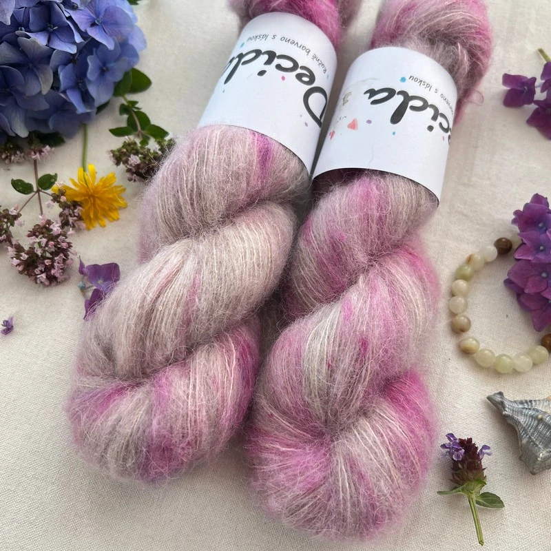 "Petal Whisper"- 64% baby alpaka 3% merino 10% flitry 23% hedvábí 400m/50g
