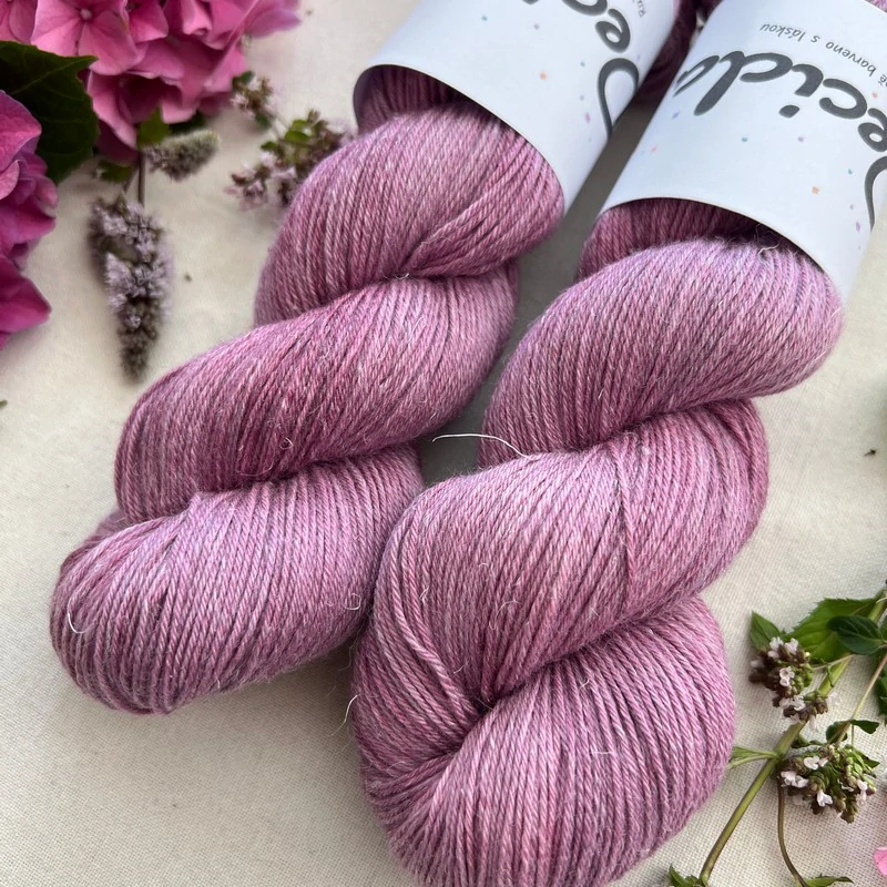 "Heirloom Rose" 60% merino 20% hedvábí 20% len 400m