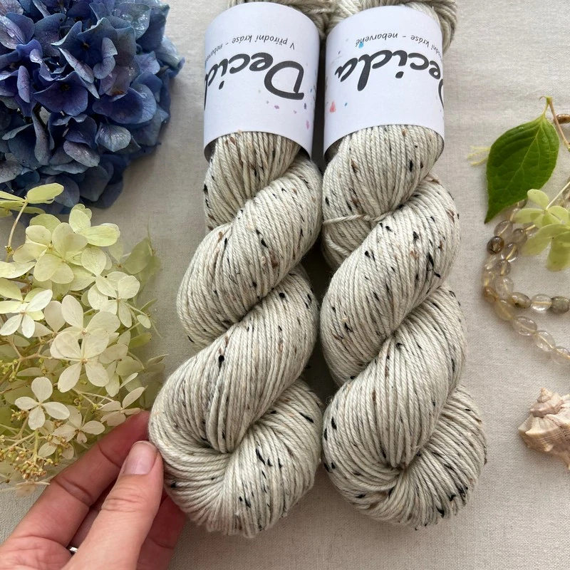 Přírodní Donegal DK -  85% merino a 15% donegal nopky
