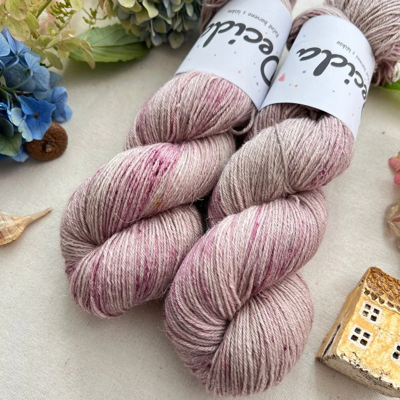 "Vintage Petal" 60% merino 20% hedvábí 20% len 400m