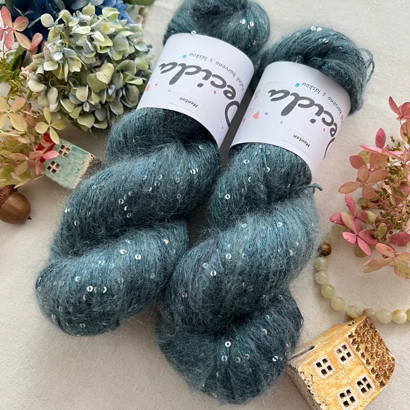"Menton" - 34% superkid mohér 11% hedvábí 41% nylon 14% polyester 390m/100g