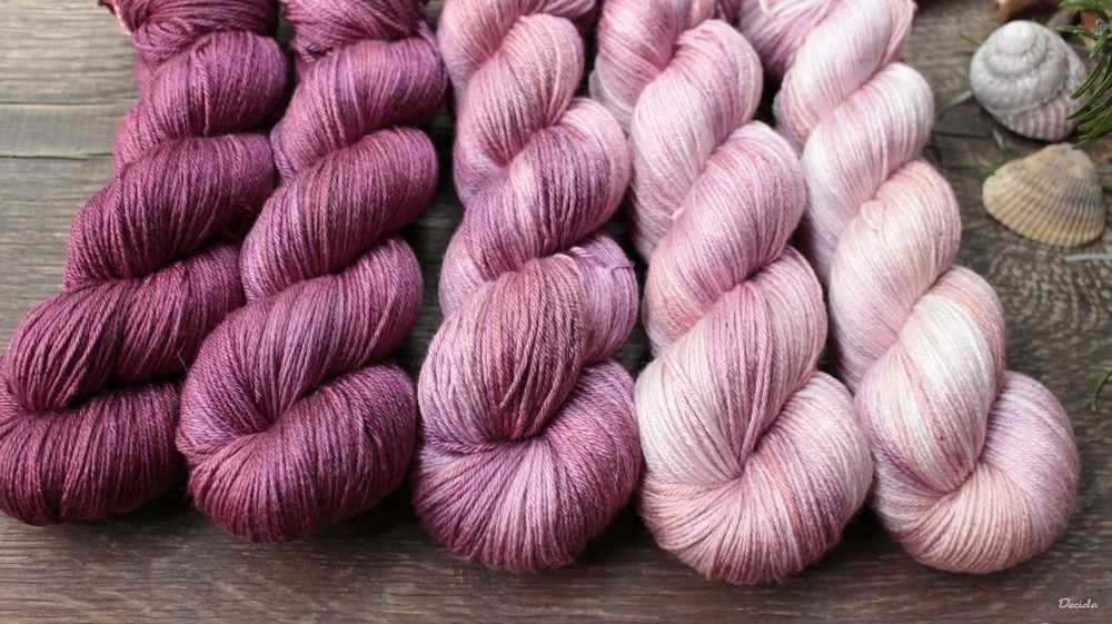 Fade Burgundy Pudr - merino/hedvábí 50/50 400m bez SUPERWASH