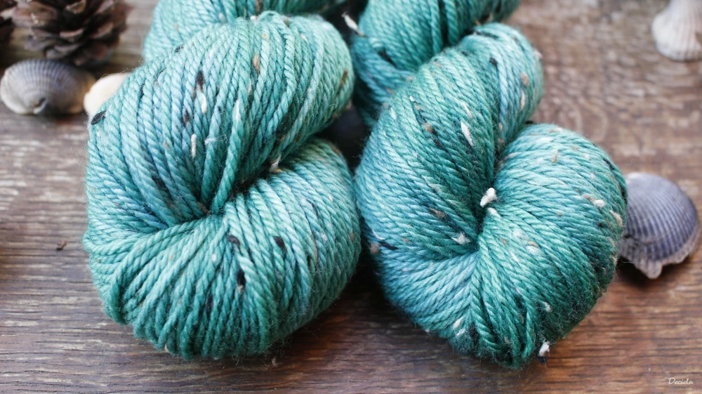 "Světlé smaragdy" - merino a Donegal neps ARAN 166m/100g
