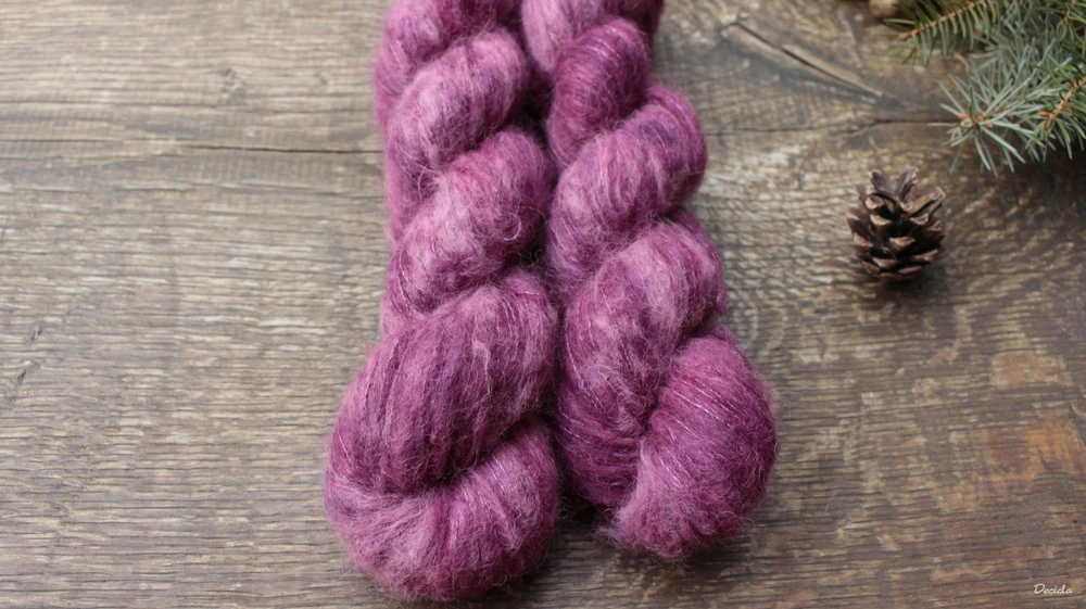 "Burgundy" - 74% baby Suri alpaka 26% hedvábí 300m/50g NOVINKA