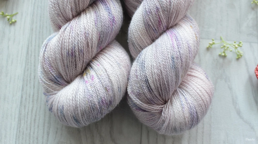 "Romantická duše" 75% merino 20% hedvábí 5% stříbrná stellina 800m