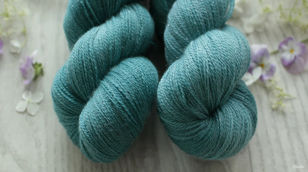 "Teal" 75% merino 20% hedvábí 5% stříbrná stellina 800m