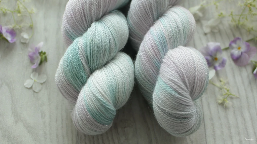 "Ledové sny" 75% merino 20% hedvábí 5% stříbrná stellina 800m