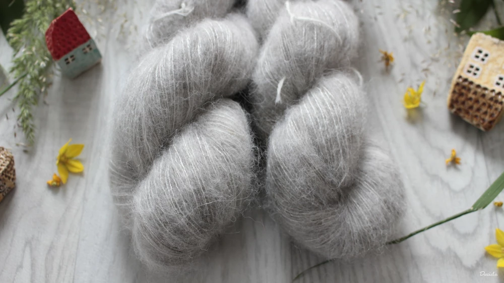Přírodní -  42%  baby alpaka 13% merino 10 % yak 35% hedvábí 50g