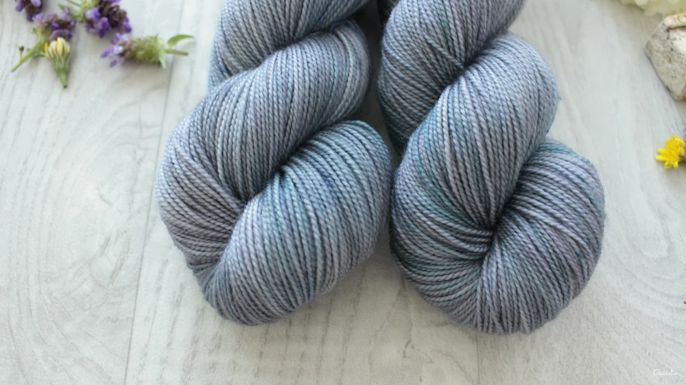 "Nubes oscuras" - 80% merino 10% kašmír 10% nylon 365m/100g