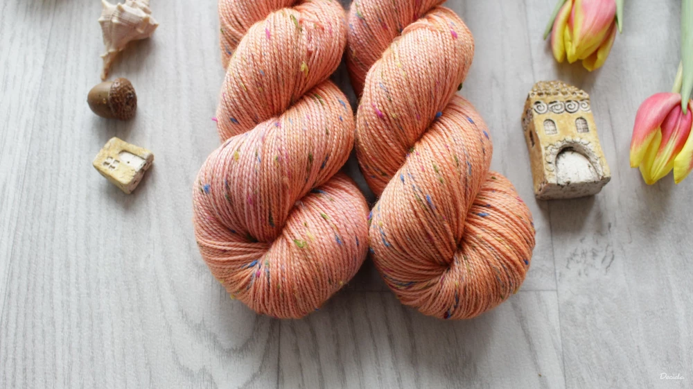 "Lososová" -  85% merino sw a 15% donegal nopky barevné