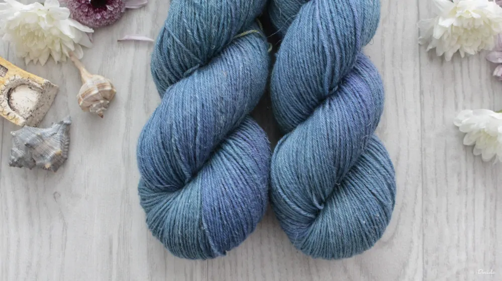 "In blue" -  80% Merino Easywash/20% Len 400m/100g