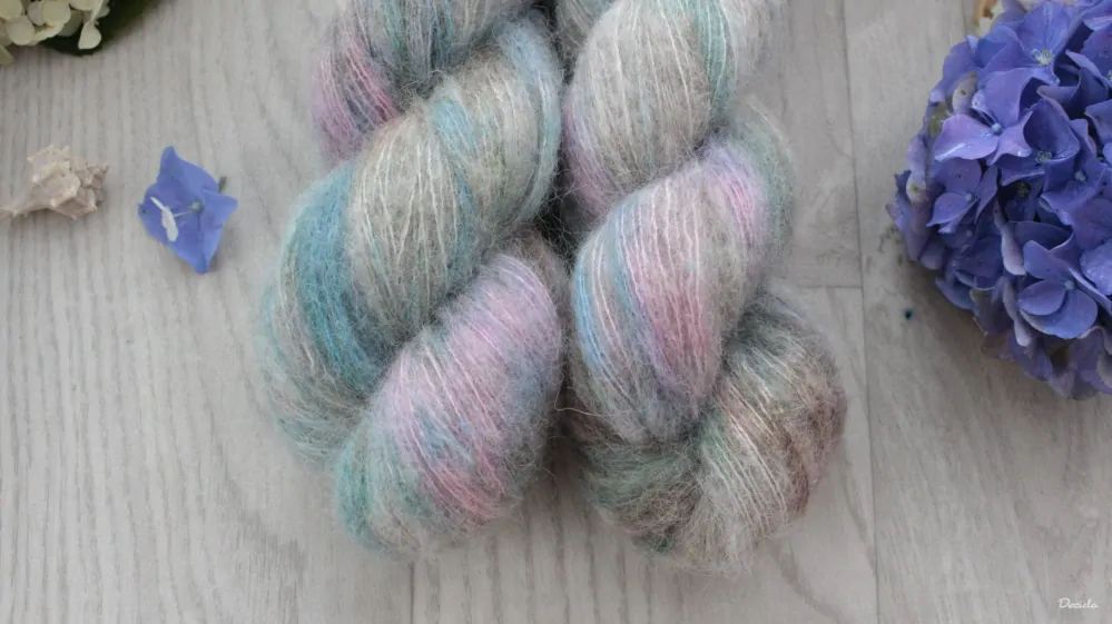 "Calma" -  42%  baby alpaka 13% merino 10 % yak 35% hedvábí 50g
