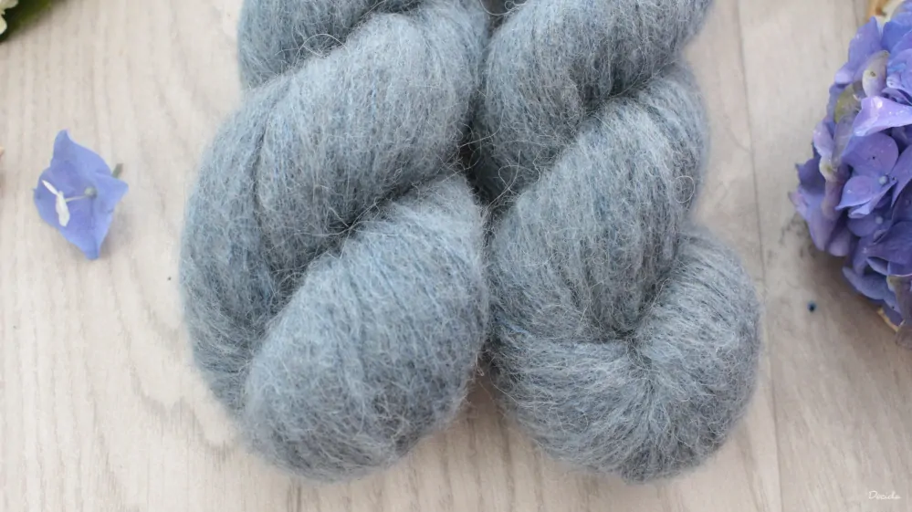 "Šedomodrá 1" -  42%  baby alpaka 13% merino 10 % yak 35% hedvábí 50g