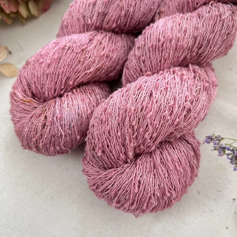 "Šatua 2" 42% hedvábí 26% baby alpaka 26% merino superwash a 6% zlatá stellina 980m