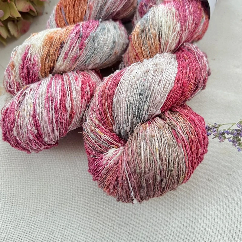 "Delacour" 42% hedvábí 26% baby alpaka 26% merino superwash a 6% zlatá stellina 980m