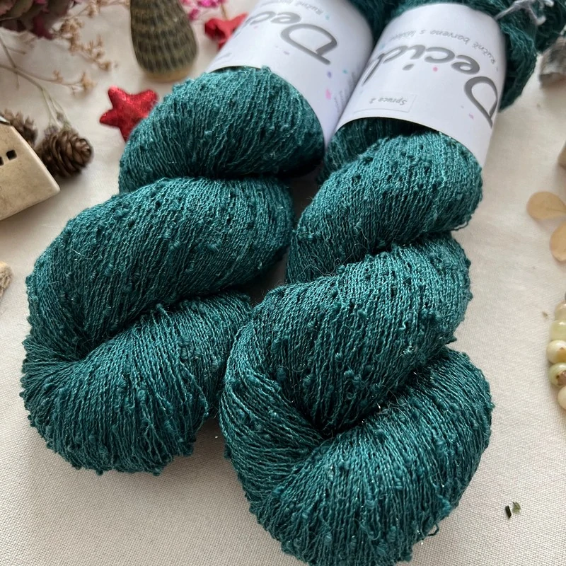 "Spruce 2" 42% hedvábí 26% baby alpaka 26% merino superwash a 6% zlatá stellina 980m