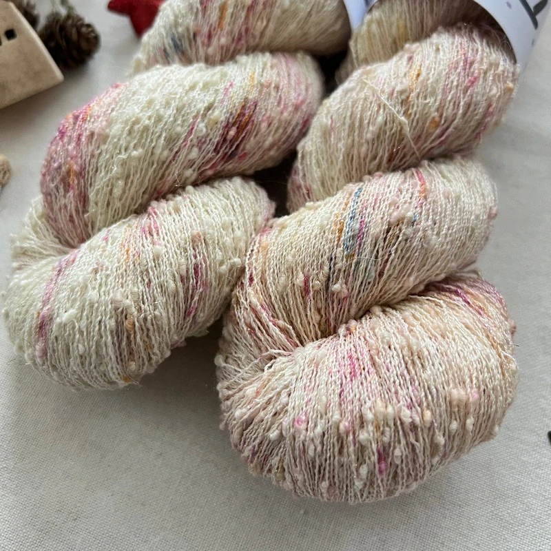 "Cherry pop 3" 42% hedvábí 26% baby alpaka 26% merino superwash a 6% zlatá stellina 980m