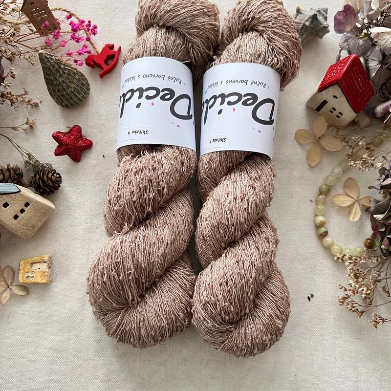 "Shitake 4" 42% hedvábí 26% baby alpaka 26% merino superwash a 6% zlatá stellina 980m