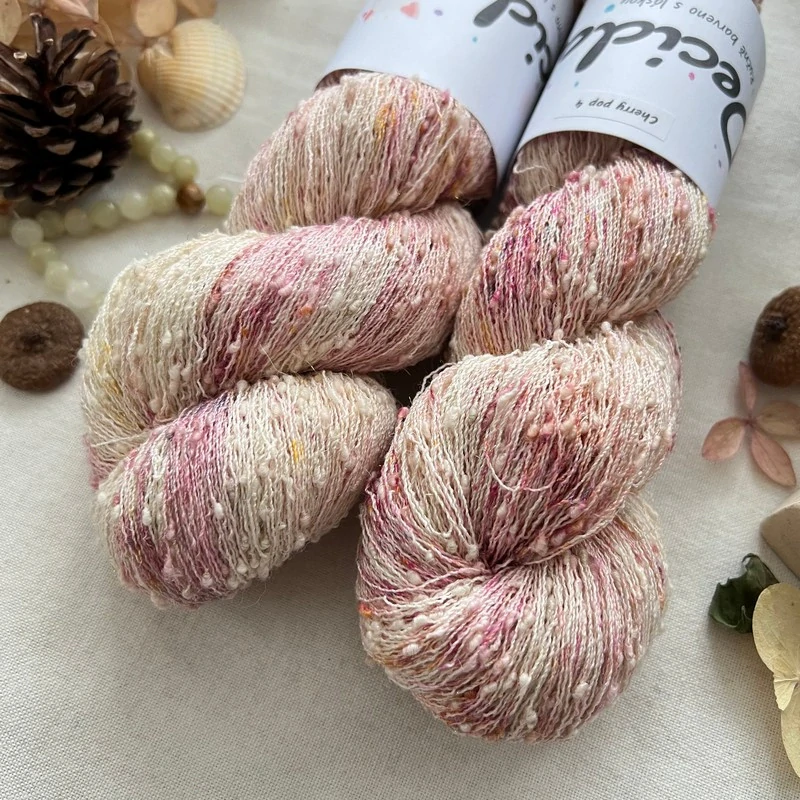 "Cherry pop 4" 42% hedvábí 26% baby alpaka 26% merino superwash a 6% zlatá stellina 980m
