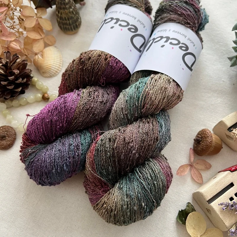 "Forest Adventure" 42% hedvábí 26% baby alpaka 26% merino superwash a 6% zlatá stellina 980m