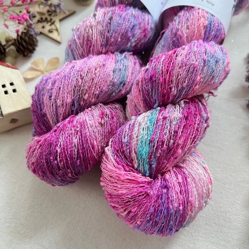 "Hola 2" 42% hedvábí 26% baby alpaka 26% merino superwash a 6% zlatá stellina 980m