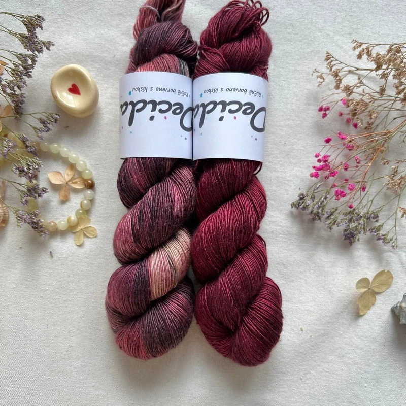 "Dark Cherry" merino/hedvábí 70/30 400m jednonitka 