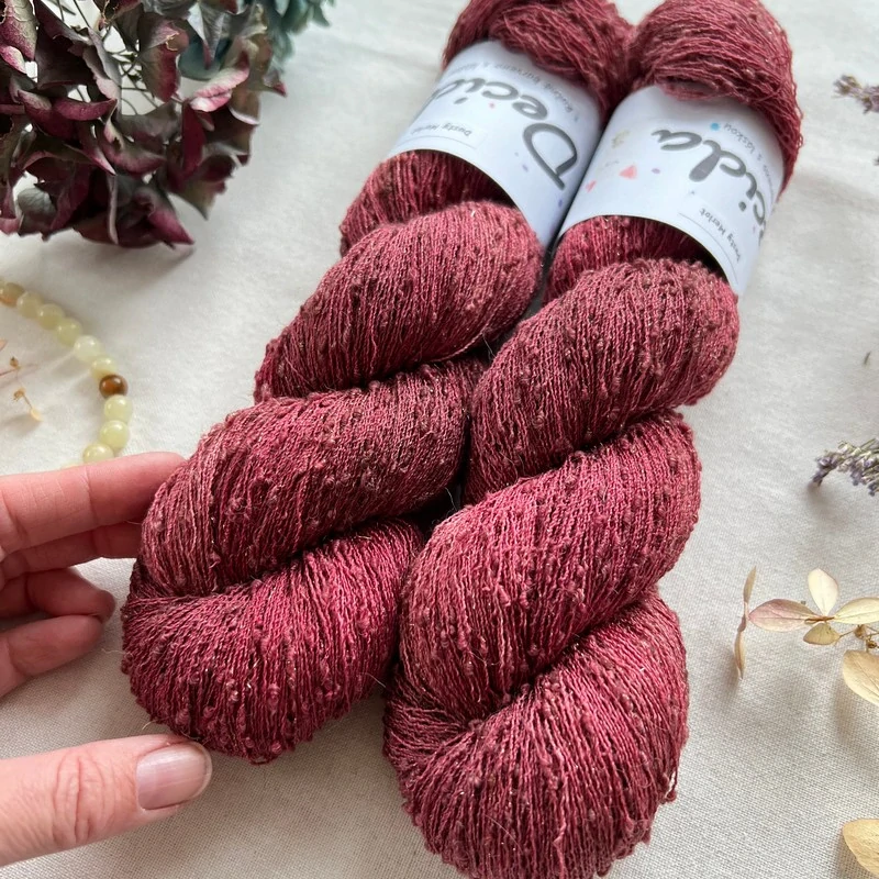 "Dusty Merlot" 42% hedvábí 26% baby alpaka 26% merino superwash a 6% zlatá stellina 980m