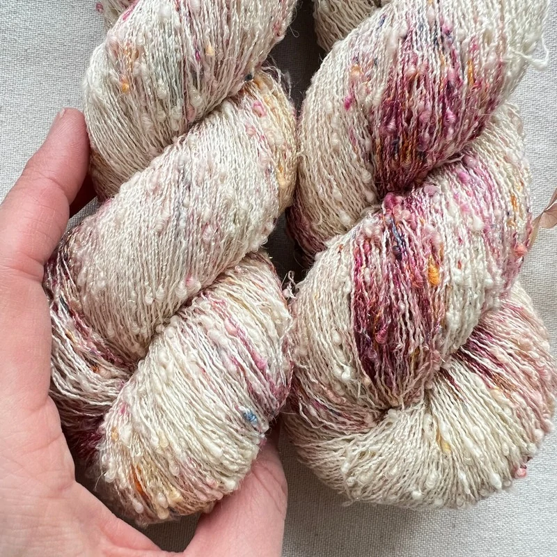 "Bosque Sumergido" 42% hedvábí 26% baby alpaka 26% merino superwash a 6% zlatá stellina 980m
